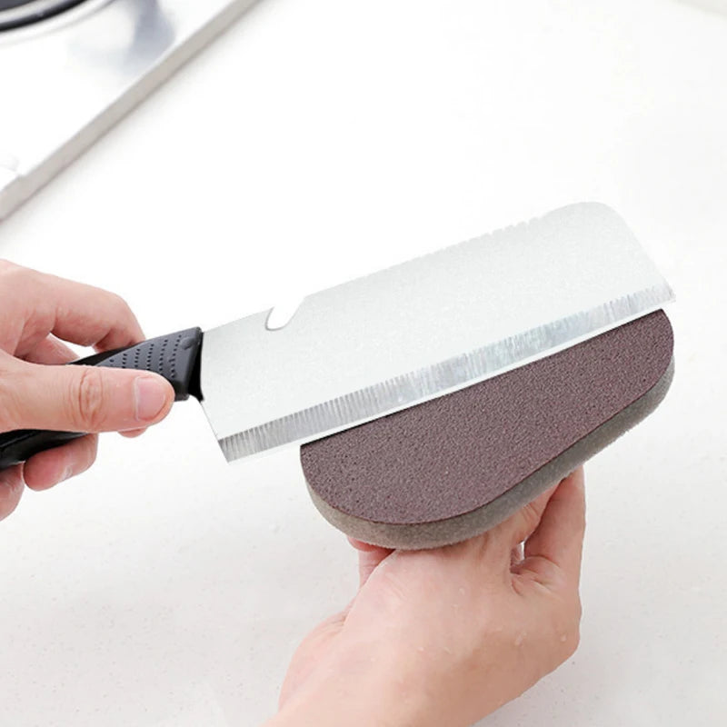 Brosse Magic Emery utilisée pour affûter un couteau grâce à sa surface abrasive en émeri