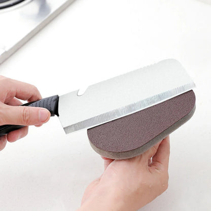 Brosse Magic Emery utilisée pour affûter un couteau grâce à sa surface abrasive en émeri
