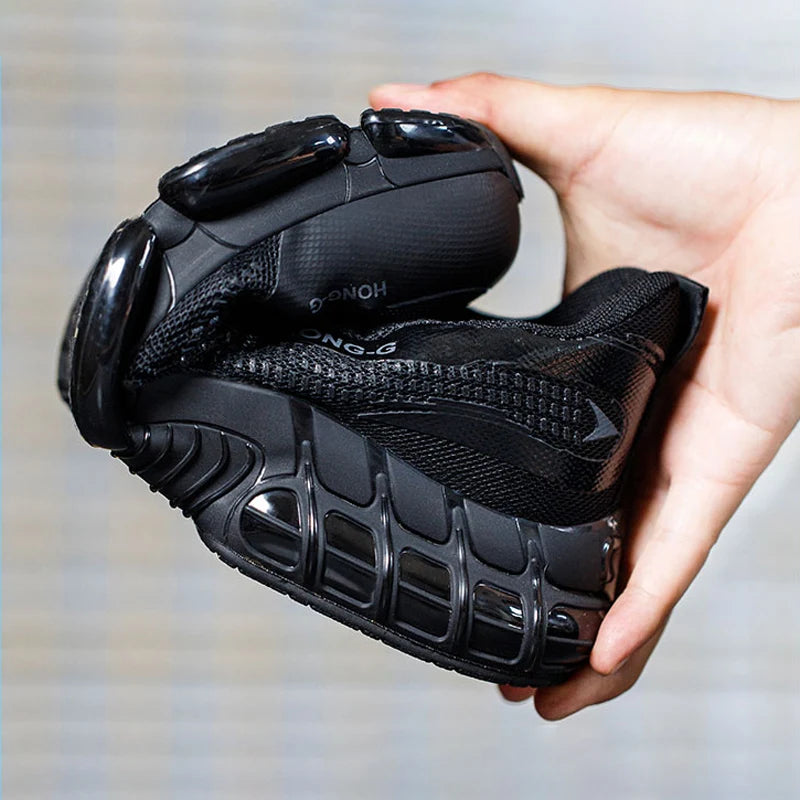 Chaussure de sécurité homme noire ultra flexible, montrant une grande souplesse de la semelle pour un confort et une liberté de mouvement optimaux.