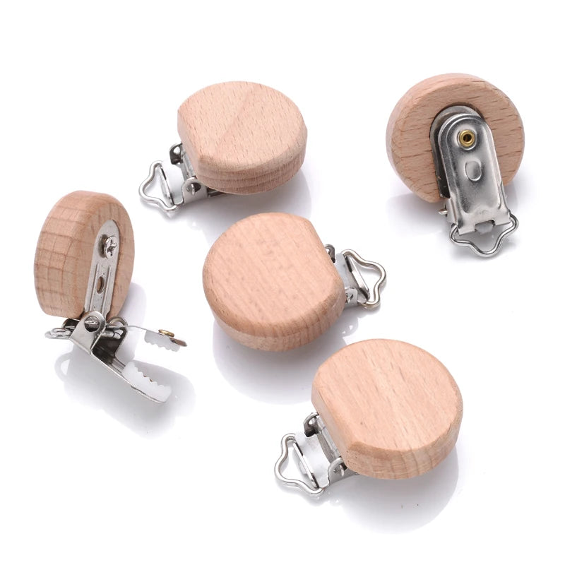 Clips attache-tétine bébé en bois de hêtre naturel forme carrée arrondie avec pince en métal, vue détaillée pour création de chaînes de tétine DIY