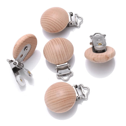 Clips attache-tétine bébé en bois de hêtre naturel non percés avec pince en métal, vue détaillée des finitions et du mécanisme