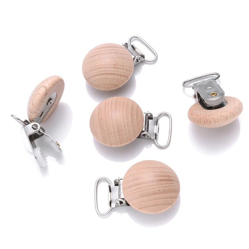 Clips attache-tétine bébé en bois de hêtre naturel non percés avec pince en métal, vues sous différents angles pour création de chaînes de tétine DIY
