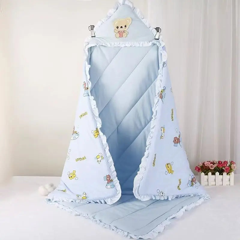 Couverture d’emmaillotage bébé en coton bleu pastel avec capuche brodée motif ours, motifs animaux, forme cocon enveloppante, douce et chaude pour nouveau-né