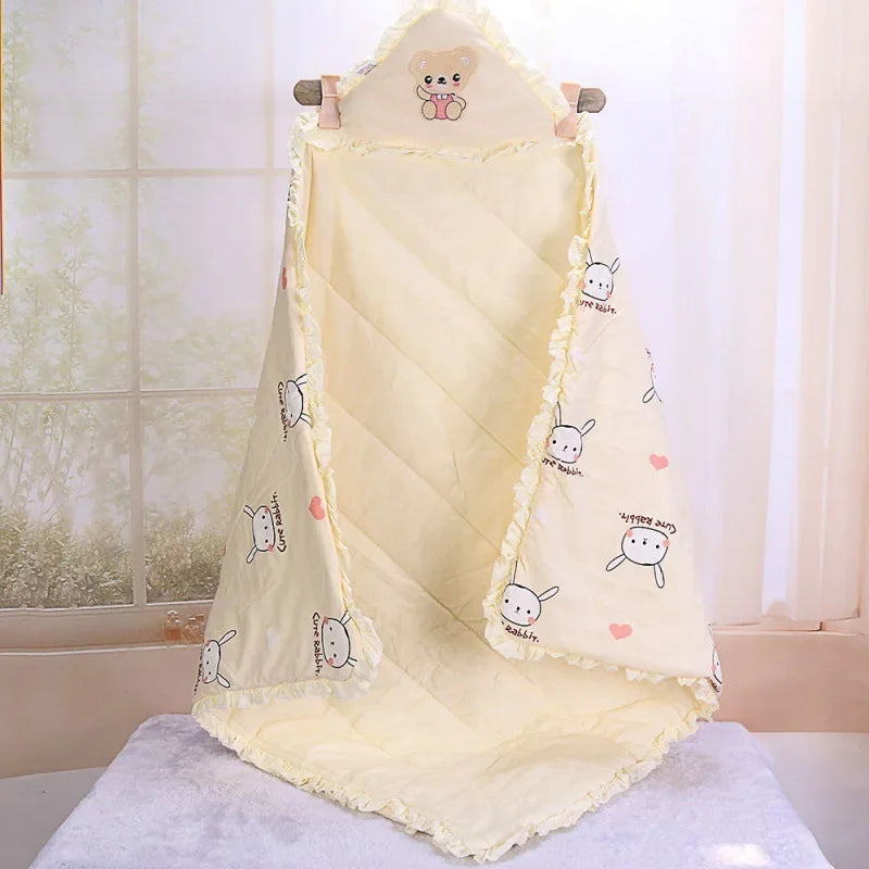 Couverture d’emmaillotage bébé en coton jaune avec capuche brodée, motifs lapin et cœurs, forme cocon enveloppante, douce et chaude pour nouveau-né