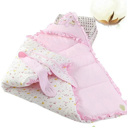 Couverture d’emmaillotage bébé en coton rose avec capuche brodée et finitions volantées, douce et chaude, idéale pour nouveau-né fille en hiver