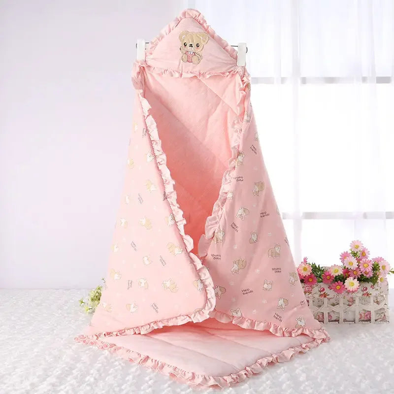 Couverture d’emmaillotage bébé en coton rose clair avec capuche brodée motif ours, finitions volantées, forme cocon enveloppante, douce et chaude pour nouveau-né