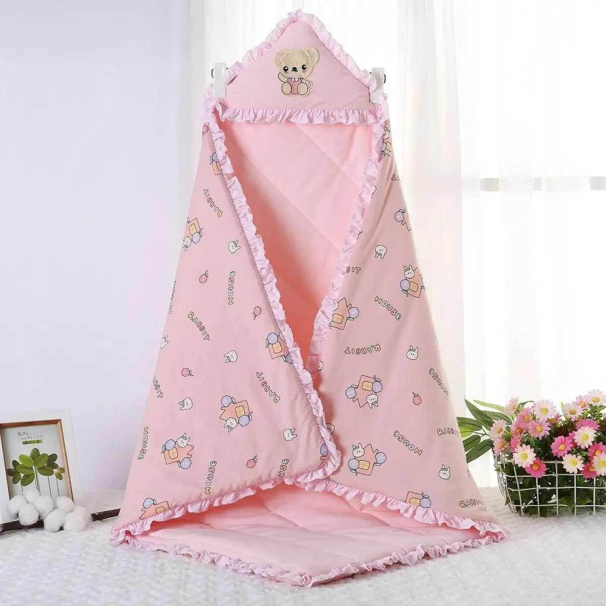 Couverture d’emmaillotage bébé en coton rose avec capuche brodée, motifs lapin et jouets, forme cocon enveloppante, douce et chaude pour nouveau-né