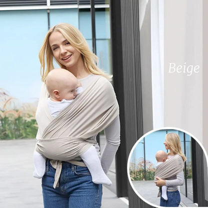 Maman portant son bébé en écharpe de portage beige, porte-bébé ventral confortable et sécurisé