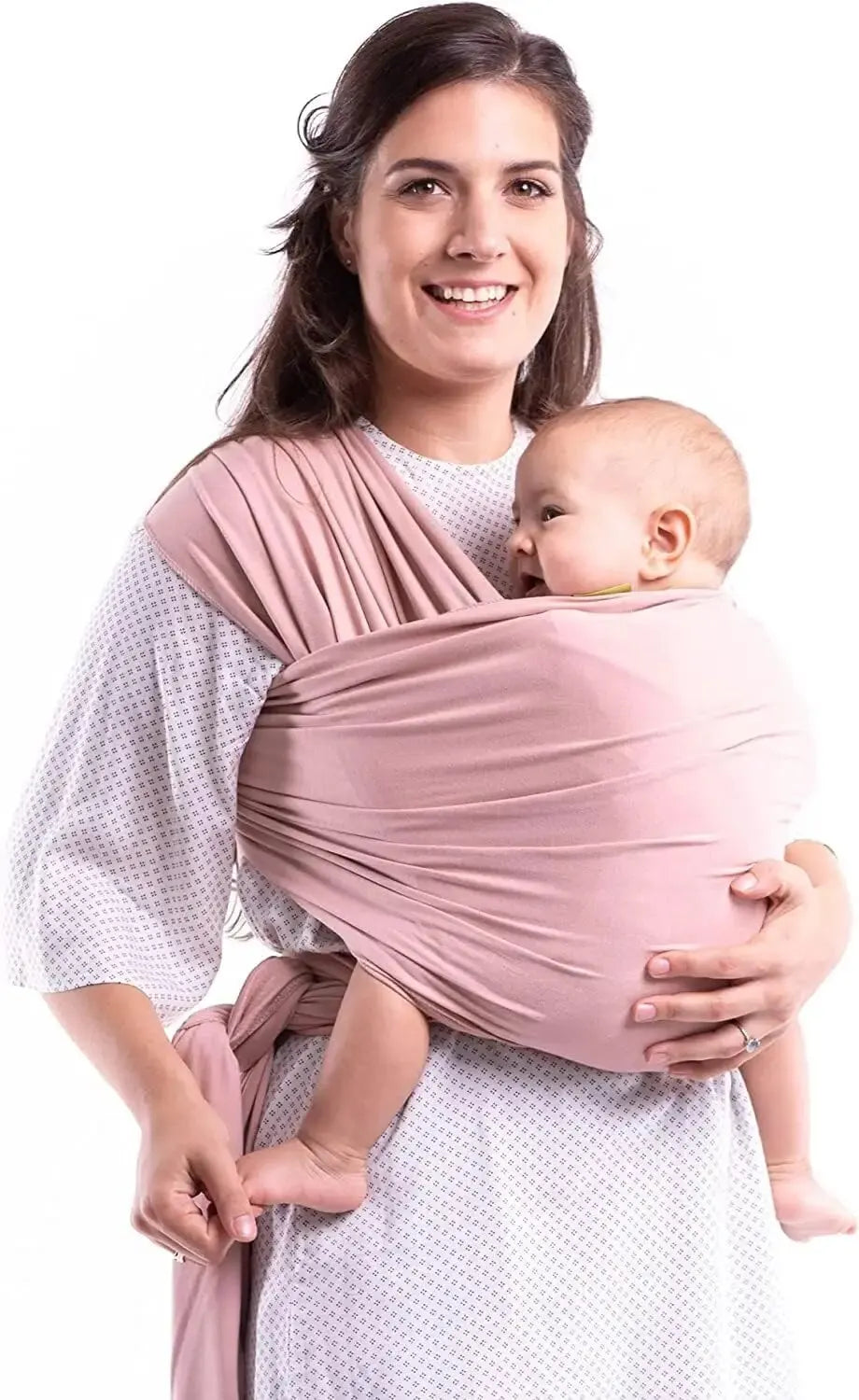 Maman portant son bébé en écharpe de portage ventrale en coton extensible rose, offrant confort et maintien ergonomique