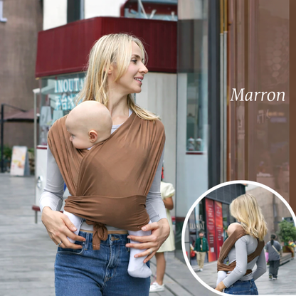 Maman portant son bébé en écharpe de portage marron, porte-bébé ventral confortable et sécurisé