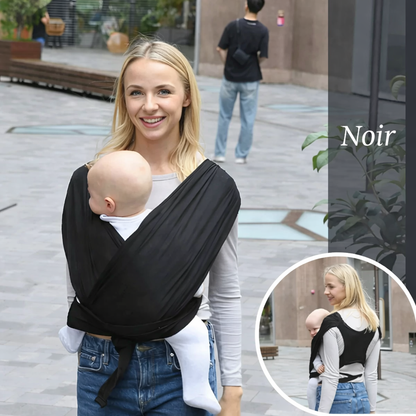 Maman portant son bébé en écharpe de portage noire, porte-bébé ventral confortable et sécurisé