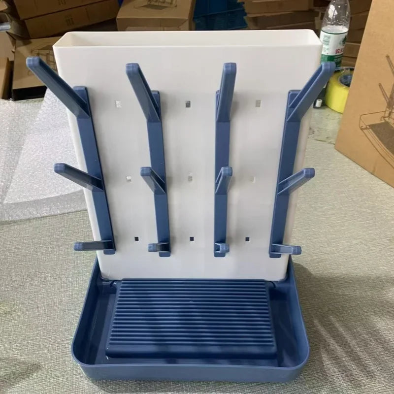 Structure de l’égouttoir pour biberons bébé en couleur bleue avec bras de support et bac de récupération d’eau