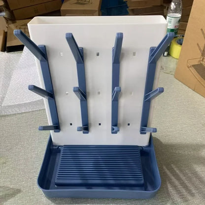 Structure de l’égouttoir pour biberons bébé en couleur bleue avec bras de support et bac de récupération d’eau