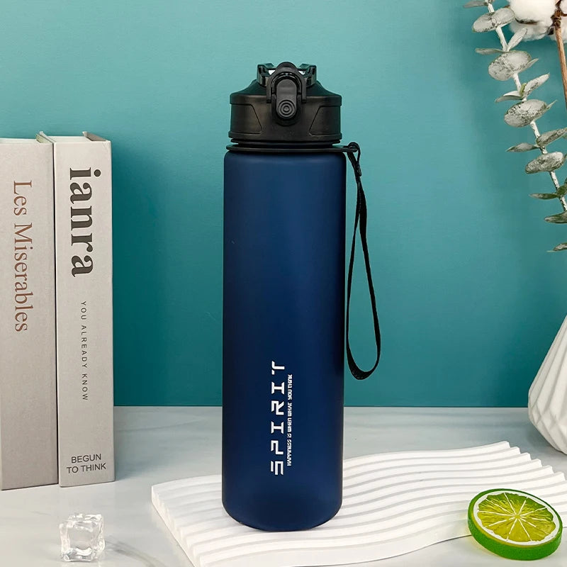 Gourde de sport grande capacité en plastique sans BPA, anti-fuite et réutilisable, couleur bleu foncé, avec dragonne et bouchon à ouverture rapide, idéale pour le sport, la salle de gym et les activités outdoor