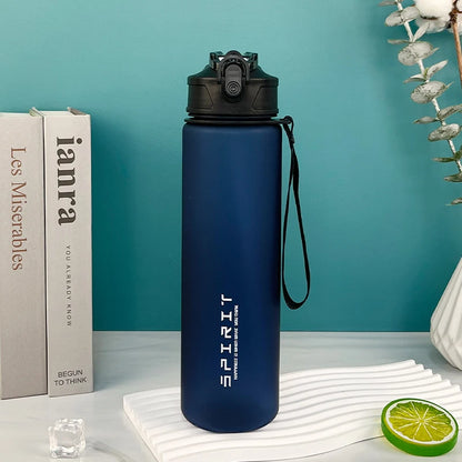 Gourde de sport grande capacité en plastique sans BPA, anti-fuite et réutilisable, couleur bleu foncé, avec dragonne et bouchon à ouverture rapide, idéale pour le sport, la salle de gym et les activités outdoor