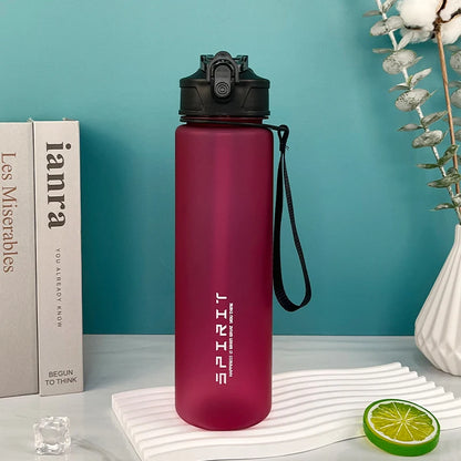 Gourde de sport grande capacité en plastique sans BPA, anti-fuite et réutilisable, couleur bordeaux, avec dragonne et bouchon à ouverture rapide, idéale pour le sport, la salle de gym et les activités outdoor