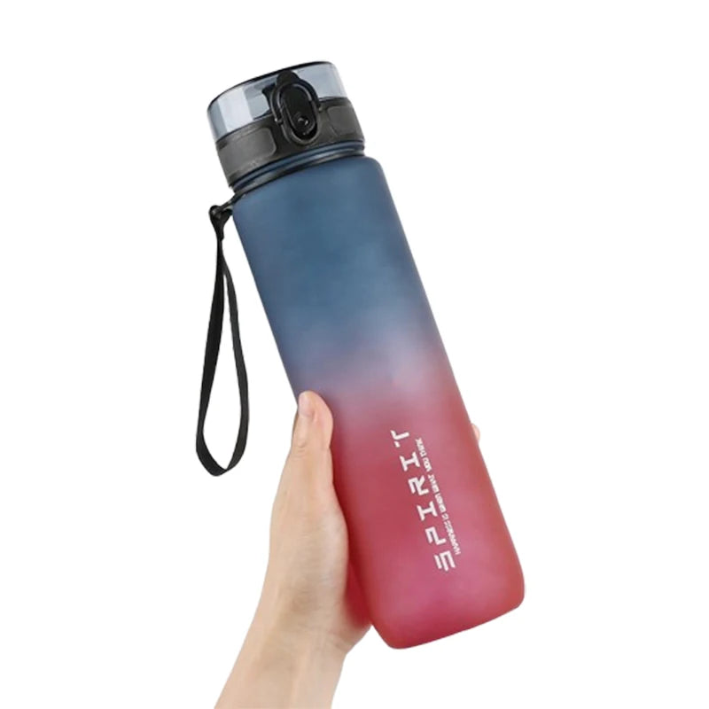 Gourde de sport réutilisable en plastique sans BPA, anti-fuite et portable, au design dégradé bleu et rouge, avec dragonne et bouchon à ouverture rapide, tenue en main, idéale pour le sport, le bureau et les déplacements