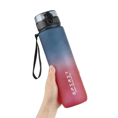 Gourde de sport réutilisable en plastique sans BPA, anti-fuite et portable, au design dégradé bleu et rouge, avec dragonne et bouchon à ouverture rapide, tenue en main, idéale pour le sport, le bureau et les déplacements