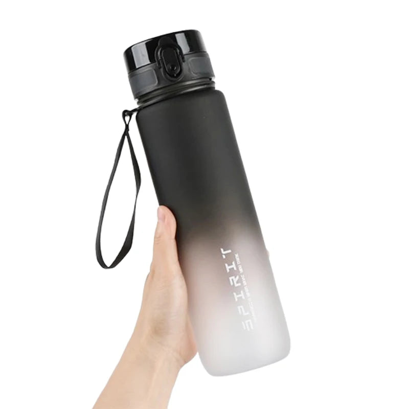Gourde de sport réutilisable en plastique sans BPA, anti-fuite et portable, au design dégradé noir et blanc, avec dragonne et bouchon à ouverture rapide, tenue en main, idéale pour le sport, le bureau et les déplacements