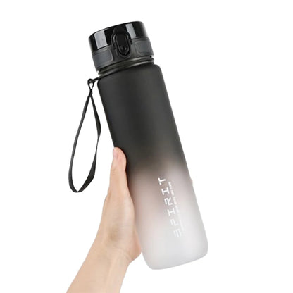 Gourde de sport réutilisable en plastique sans BPA, anti-fuite et portable, au design dégradé noir et blanc, avec dragonne et bouchon à ouverture rapide, tenue en main, idéale pour le sport, le bureau et les déplacements