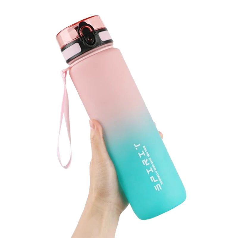 Gourde de sport réutilisable en plastique sans BPA, anti-fuite et portable, au design dégradé rose et vert, avec dragonne et bouchon à ouverture rapide, tenue en main, idéale pour le sport, le bureau et les déplacements