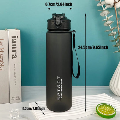 Gourde de sport grande capacité en plastique sans BPA, anti-fuite et réutilisable, avec dragonne, dimensions 24,5 cm de hauteur et 6,7 cm de diamètre, idéale pour le sport, la salle de gym et les activités outdoor