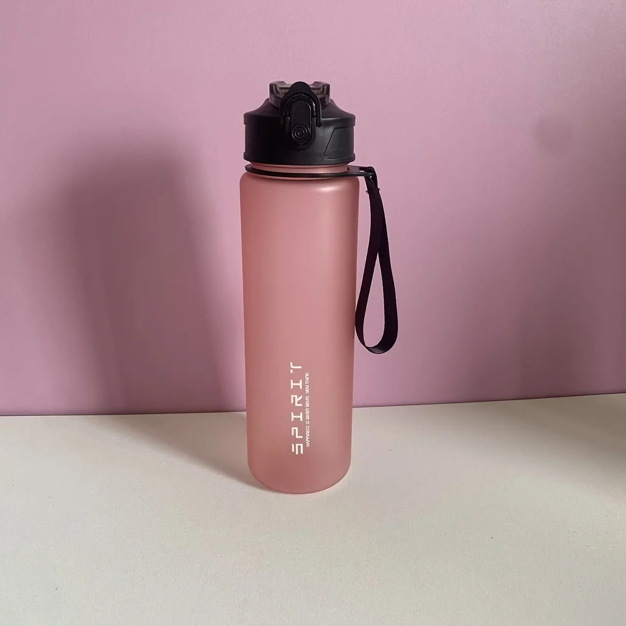 Gourde de sport grande capacité en plastique sans BPA, anti-fuite et réutilisable, couleur rose poudré, avec dragonne et bouchon à ouverture rapide, idéale pour le sport, la salle de gym et les activités outdoor