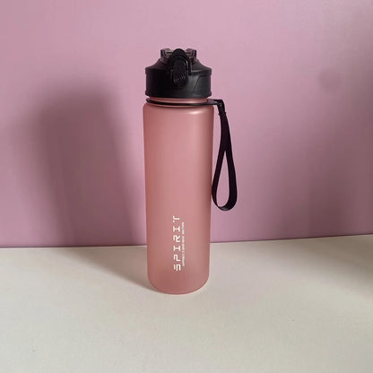 Gourde de sport grande capacité en plastique sans BPA, anti-fuite et réutilisable, couleur rose poudré, avec dragonne et bouchon à ouverture rapide, idéale pour le sport, la salle de gym et les activités outdoor