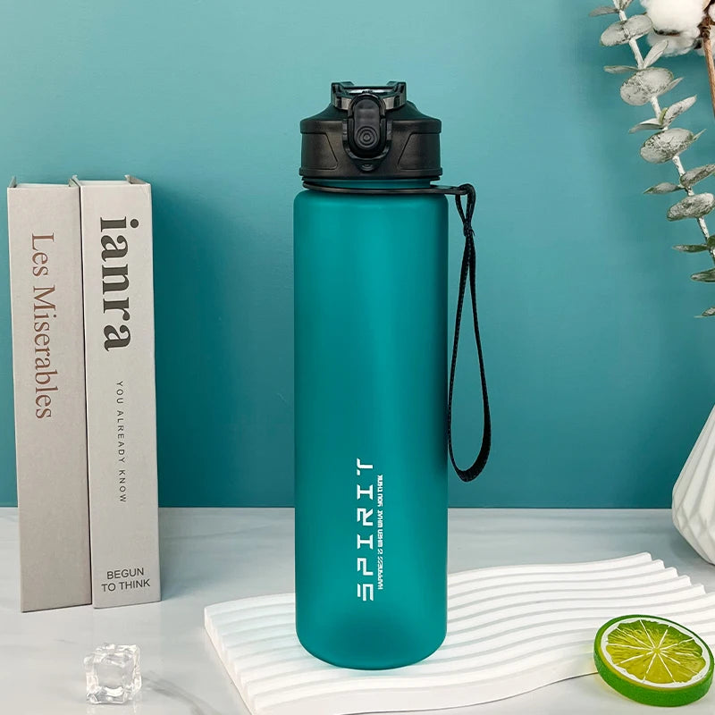 Gourde de sport grande capacité en plastique sans BPA, anti-fuite et réutilisable, couleur turquoise, avec dragonne et bouchon à ouverture rapide, idéale pour le sport, la salle de gym et les activités outdoor