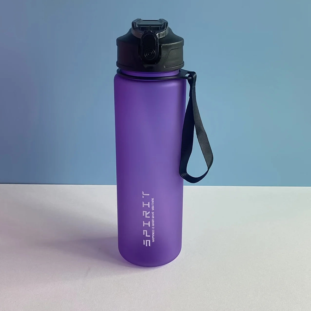 Gourde de sport grande capacité en plastique sans BPA, anti-fuite et réutilisable, couleur violette, avec dragonne et bouchon à ouverture rapide, idéale pour le sport, la salle de gym et les activités outdoor