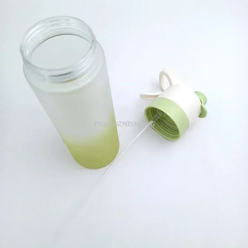 Gourde spray sport 700 ml sans BPA démontée, montrant l’intérieur de la bouteille et le système de paille, facile à nettoyer et adaptée aux activités sport et outdoor.