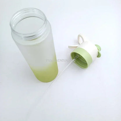 Gourde spray sport 700 ml sans BPA démontée, montrant l’intérieur de la bouteille et le système de paille, facile à nettoyer et adaptée aux activités sport et outdoor.