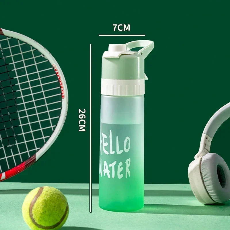 Gourde spray sport 700 ml sans BPA avec dimensions indiquées (26 cm de hauteur et 7 cm de diamètre), format pratique pour le fitness et les activités outdoor.