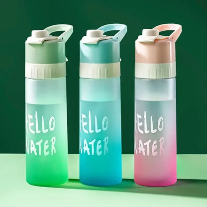 Gourdes spray sport 700 ml sans BPA en trois couleurs vert, bleu et rose, design moderne avec poignée, idéales pour le fitness, le voyage et les activités outdoor.