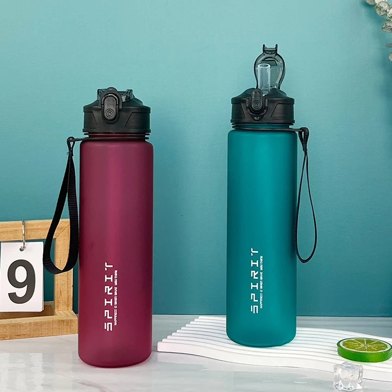 Gourdes de sport grande capacité en plastique sans BPA, anti-fuite et réutilisables, avec bouchon à ouverture rapide, paille intégrée et dragonne, idéales pour le sport, la salle de gym et les activités outdoor