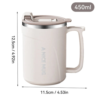 Mug isotherme beige clair en acier inoxydable 304 de 450 ml avec poignée et couvercle, dimensions 12,5 cm de hauteur et 11,5 cm de largeur, design élégant et pratique.