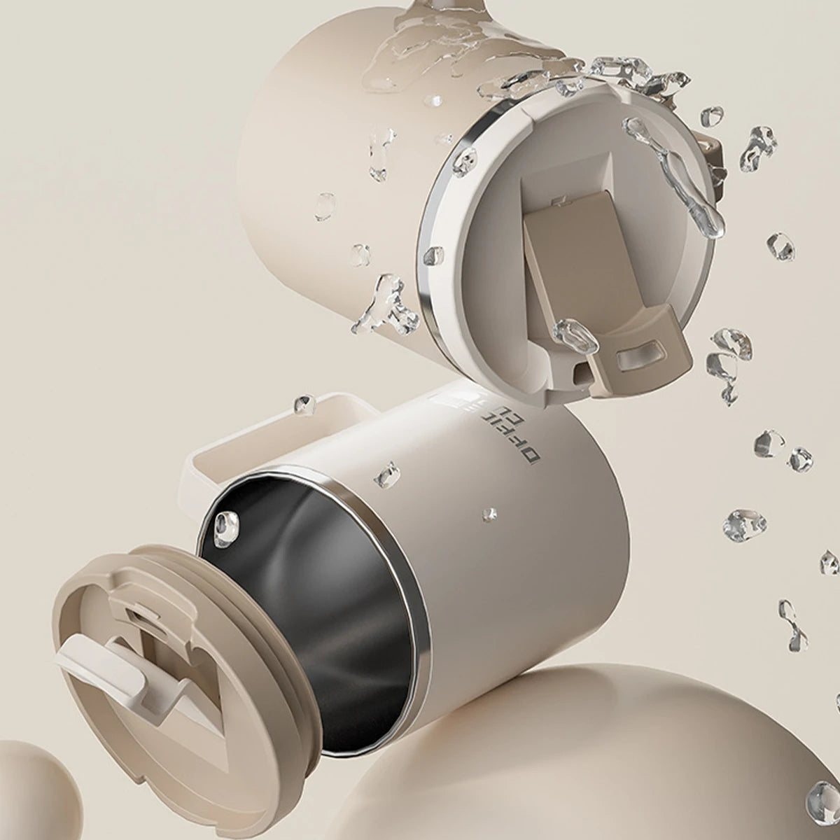 Mug isotherme en acier inoxydable 304 à double paroi avec couvercle anti-fuite, démonstration d’étanchéité avec éclaboussures d’eau, design robuste et sécurisé.