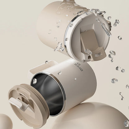 Mug isotherme en acier inoxydable 304 à double paroi avec couvercle anti-fuite, démonstration d’étanchéité avec éclaboussures d’eau, design robuste et sécurisé.