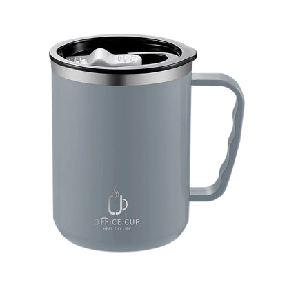 Mug isotherme gris en acier inoxydable 304 avec poignée ergonomique et couvercle, design moderne pour boissons chaudes et froides.