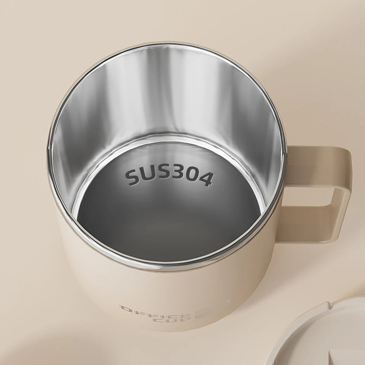Intérieur de mug isotherme en acier inoxydable 304 alimentaire, finition lisse et résistante, matériau sûr pour boissons chaudes et froides.