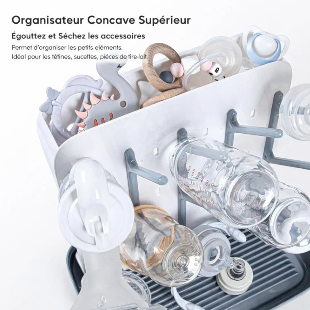Organisateur supérieur concave d’un égouttoir pour biberons bébé avec tétines, sucettes et accessoires en cours de séchage
