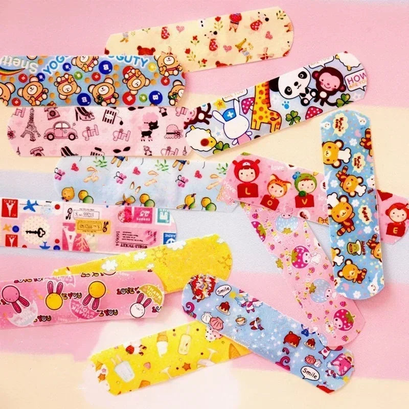 Lot de pansements adhésifs kawaii pour enfants, multicolores, avec motifs d’animaux, fruits et illustrations ludiques, idéal pour protéger les petits bobos avec style.