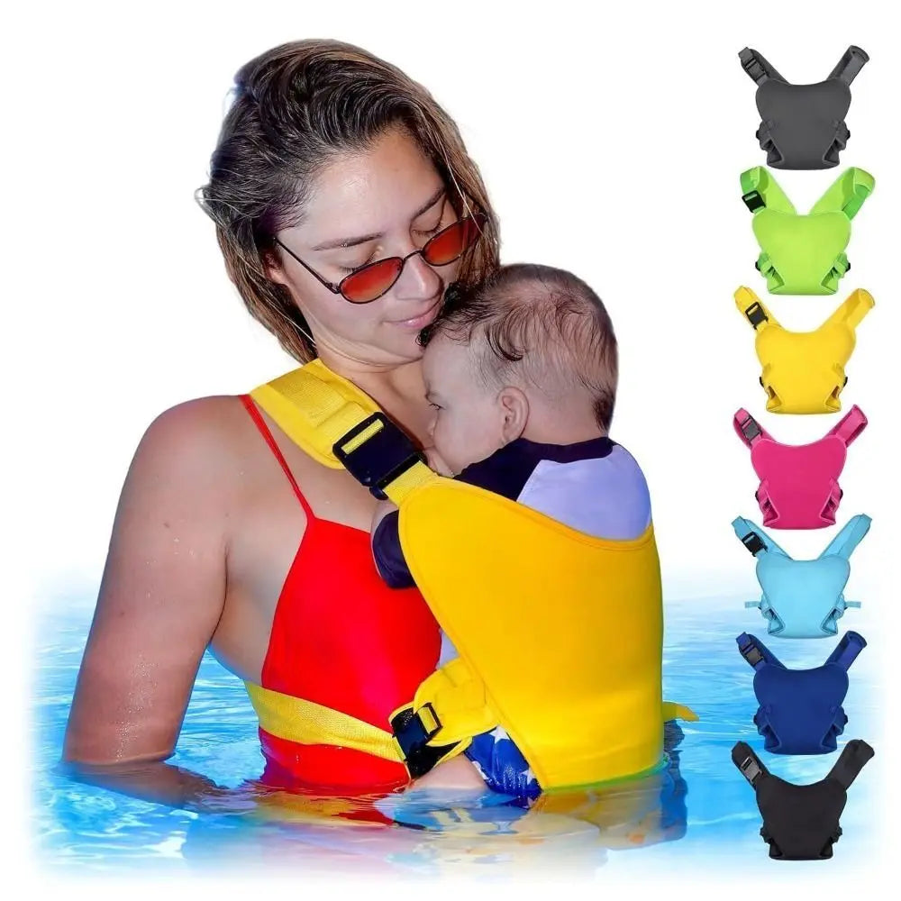 Maman portant son bébé dans un porte-bébé aquatique ajustable, adapté à l’eau, au quotidien et aux environnements froids, disponible en plusieurs couleurs