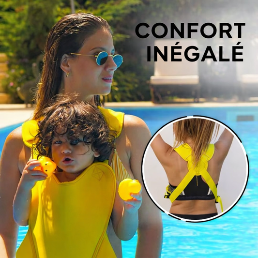 Maman portant son bébé dans un porte-bébé aquatique jaune à la piscine, offrant un confort inégalé avec bretelles croisées réglables