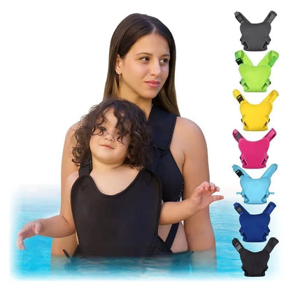 Maman portant son enfant dans un porte-bébé aquatique noir à la piscine, modèle confortable et sécurisé, disponible en plusieurs couleurs