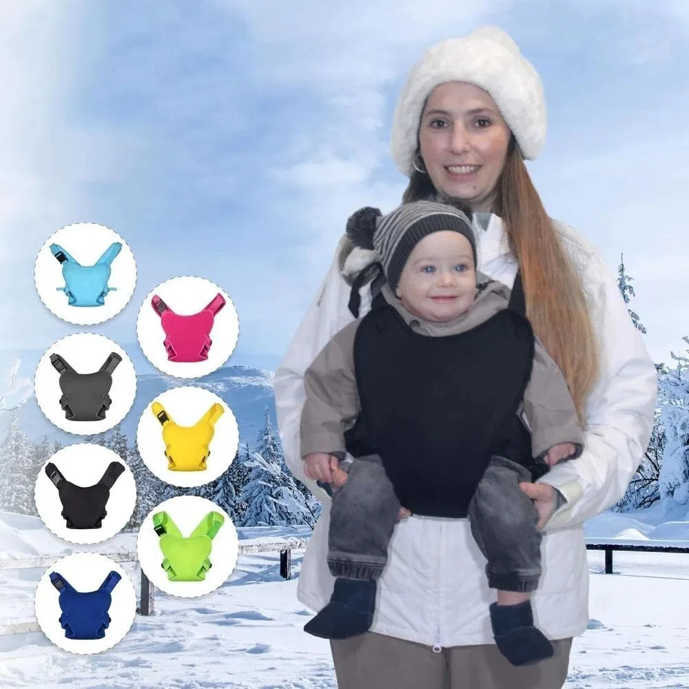 Maman portant son bébé dans un porte-bébé tout-terrain en hiver, adapté au froid et à la neige, disponible en plusieurs couleurs