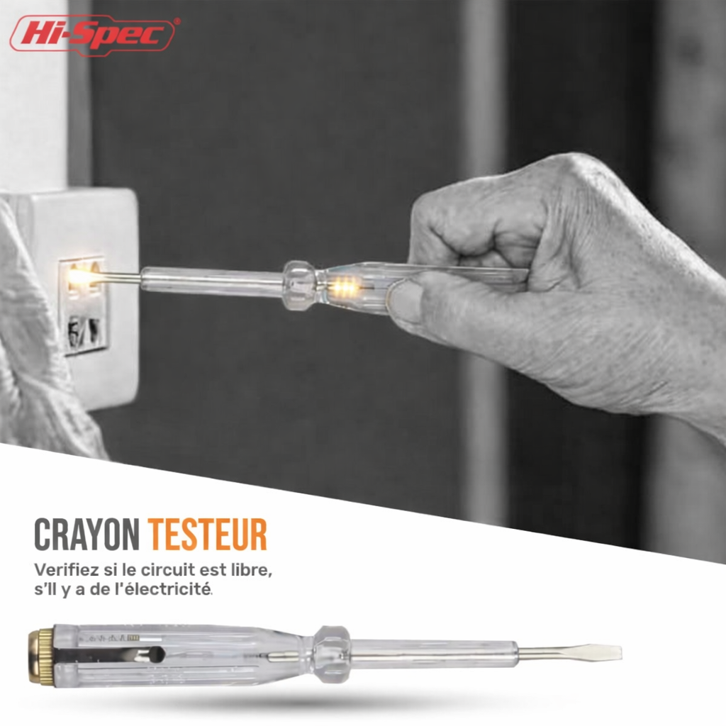 Tournevis testeur de tension Hi-Spec utilisé sur une prise murale pour vérifier la présence d’électricité, avec manche transparent et indicateur lumineux.